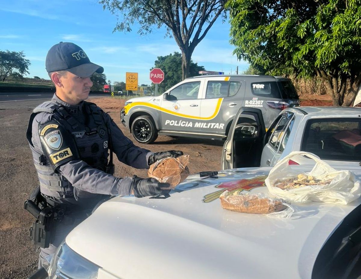 Trio é preso por tráfico de drogas após jogar tabletes de crack pela janela de carro durante perseguição na SP-225 