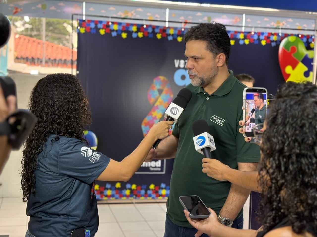 Unimed Teresina reúne famílias no Espaço THEAcolher em evento “Vozes do Autismo”