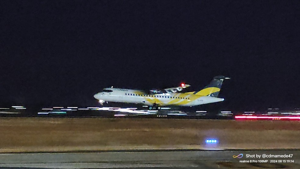 Momento em que o avio pousa em Uberlndia — Foto: Cmera de Monitoramento/Reproduo