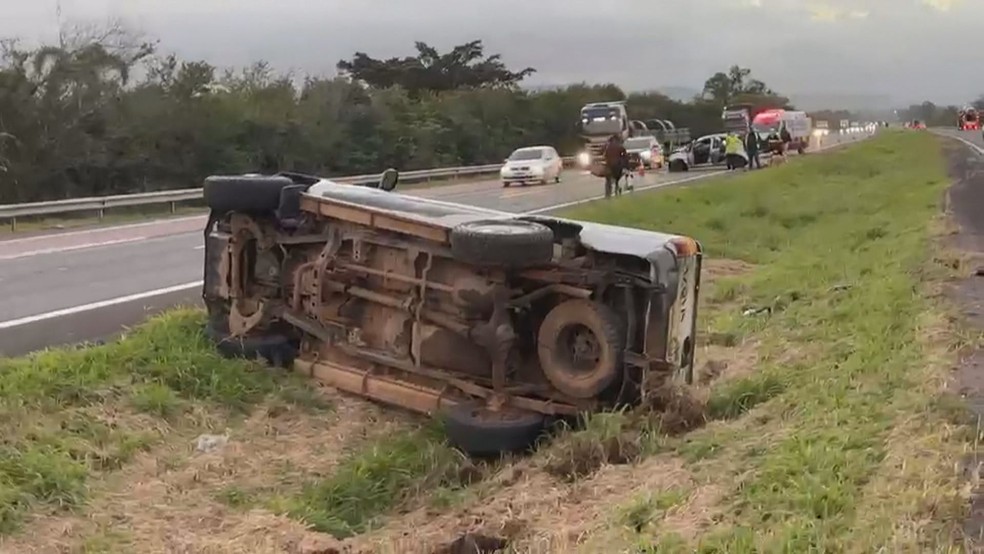 Outro capotamento aconteceu no km 25, também em Santo Antônio da Patrulha — Foto: Reprodução/RBS TV