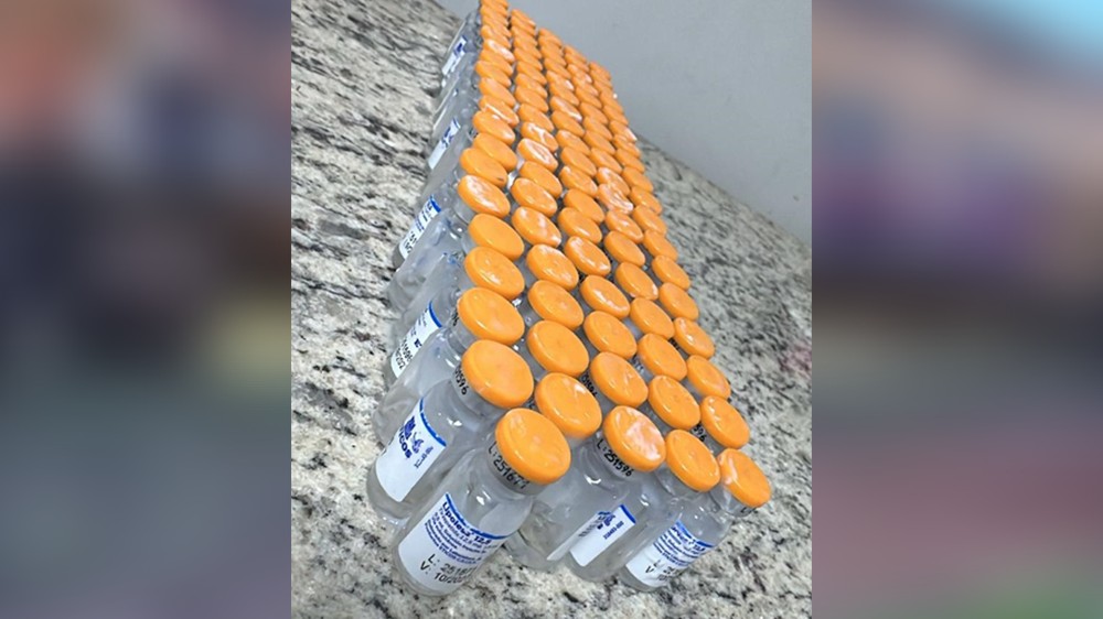 PRF apreende remédio para emagrecer escondido em frascos de xampu e cremes na BR-153 em Rio Preto