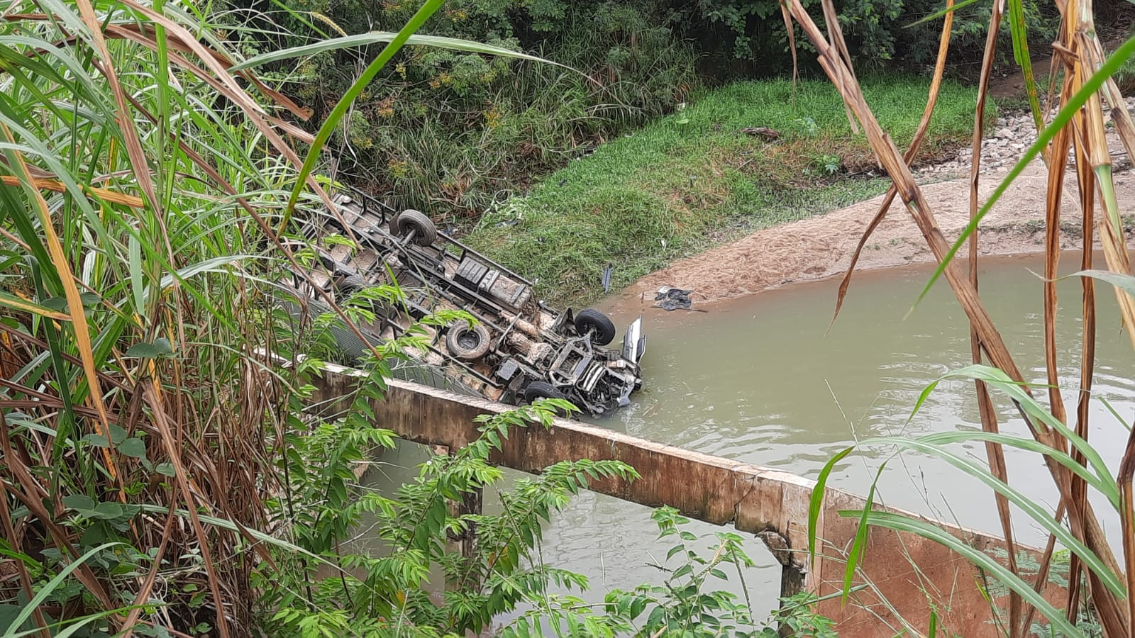 Motorista morre após caminhão despencar de ribanceira e cair em córrego em Campinas