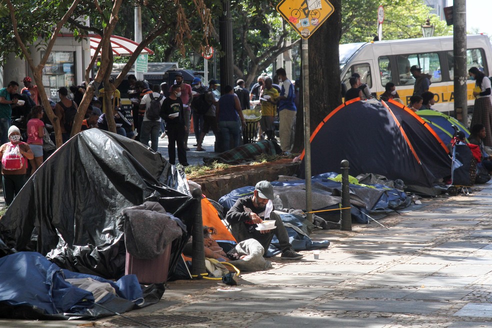 Moradores de rua formam fila para receber doao de alimentos nos arredores do Pateo do Collegio, no Centro da cidade So Paulo nesta sexta-feira (7).  — Foto: Fernanda Luz/Estado Contedo