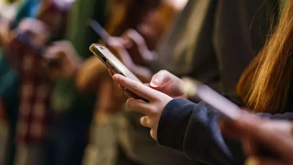 Mulher segura celular — Foto: Getty Images via BBC