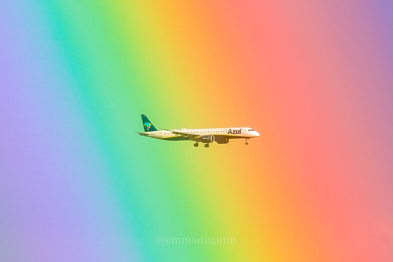 Fotógrafo registra avião 'atravessando' arco-íris no interior de SP: 'Muito rápido e inesperado' 