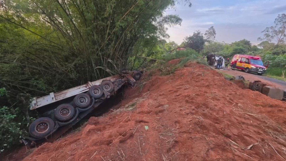 2 de 3
Motorista de carreta morre tombar em estrada vicinal de Bor&aacute; (SP) &mdash; Foto: Mais Tup&atilde;/Reprodu&ccedil;&atilde;o
