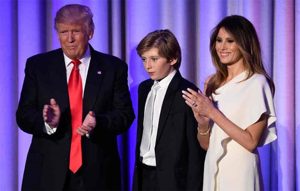Donald Trump com a mulher, Melania, e o filho, Barron, em foto de 8 de novembro de 2016 — Foto: Saul Loeb/AFP