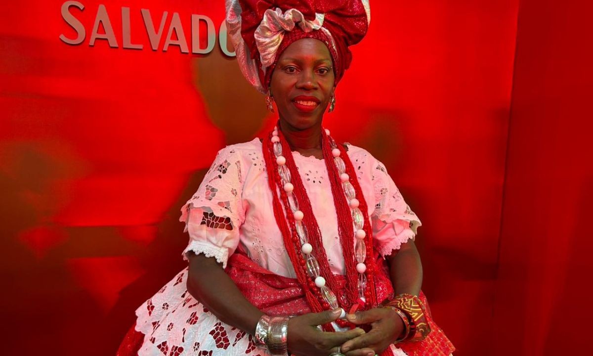 Baiana de receptivo que já entrou com a seleção brasileira em campo entrega fita do Senhor do Bonfim para Ancelotti: 'Fez desejos'