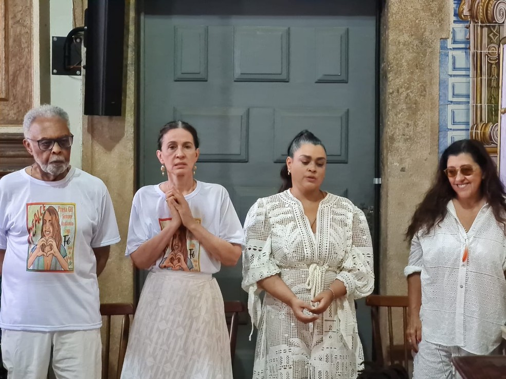 Preta Gil reuniu amigos e familiares durante missa em Salvador nesta sexta-feira (5) — Foto: Malu Vieira/g1