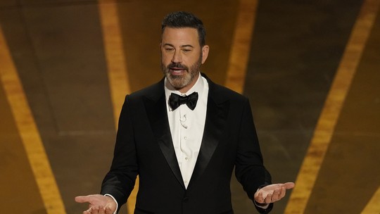 Após tapa de Will Smith, Jimmy Kimmel faz piadas sobre briga no palco na abertura do Oscar