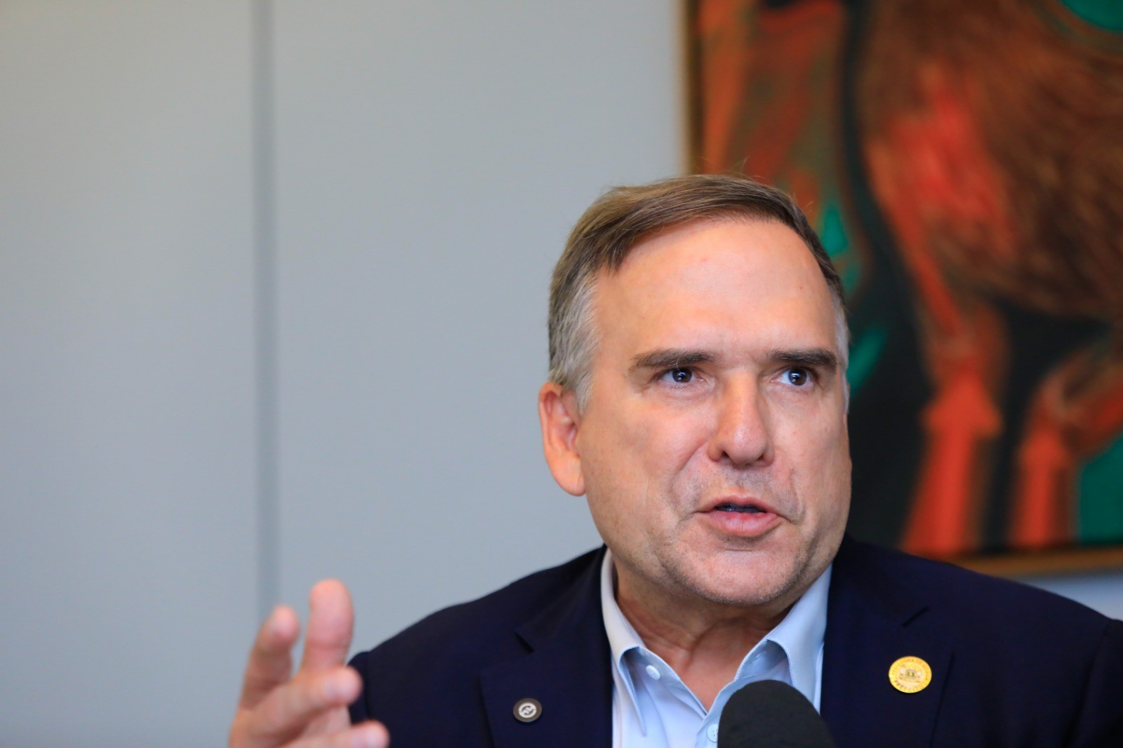 Prefeito Sandro Mabel reconhece problemas na saúde e promete novas unidades