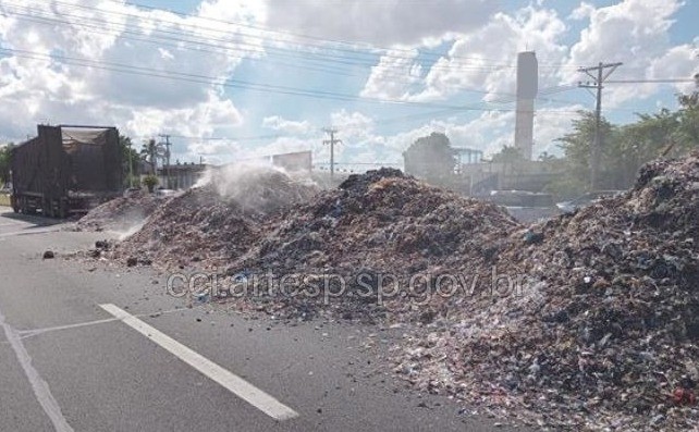 Carreta pega fogo e interdita a Rodovia Raposo Tavares em Sorocaba 