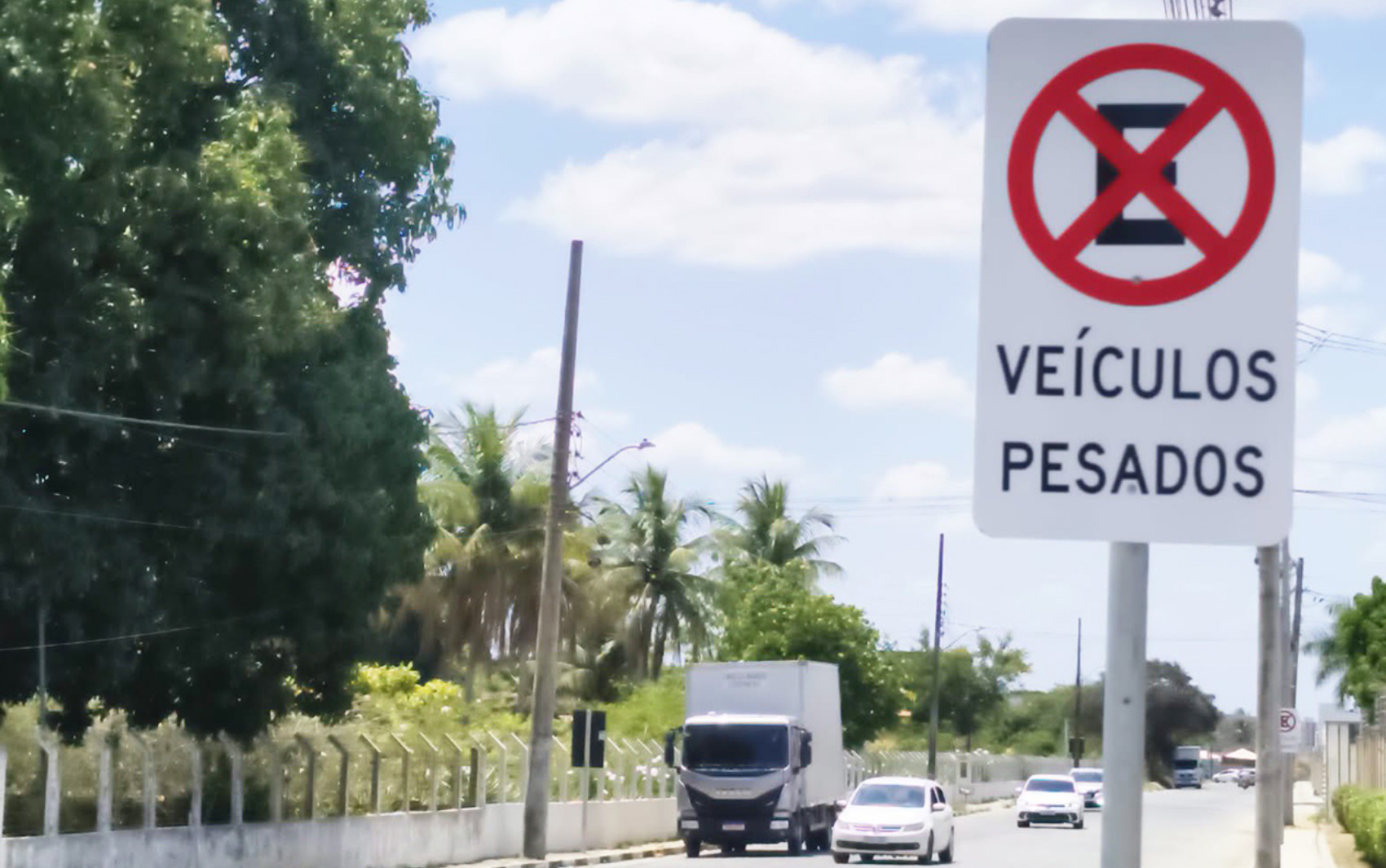 Feira de Santana amplia fiscalização de caminhões e carretas em ruas da cidade