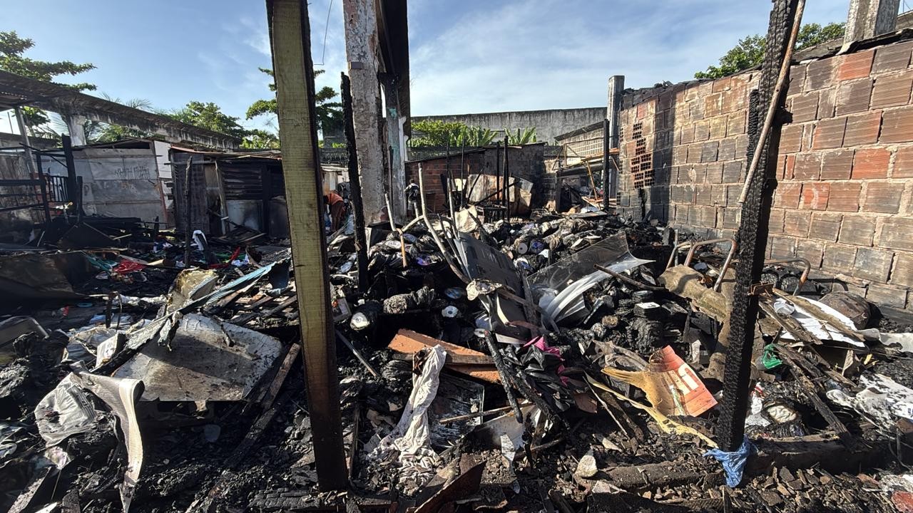 Incêndio destroí barracas em mercado modelo no bairro do Varadouro, em João Pessoa