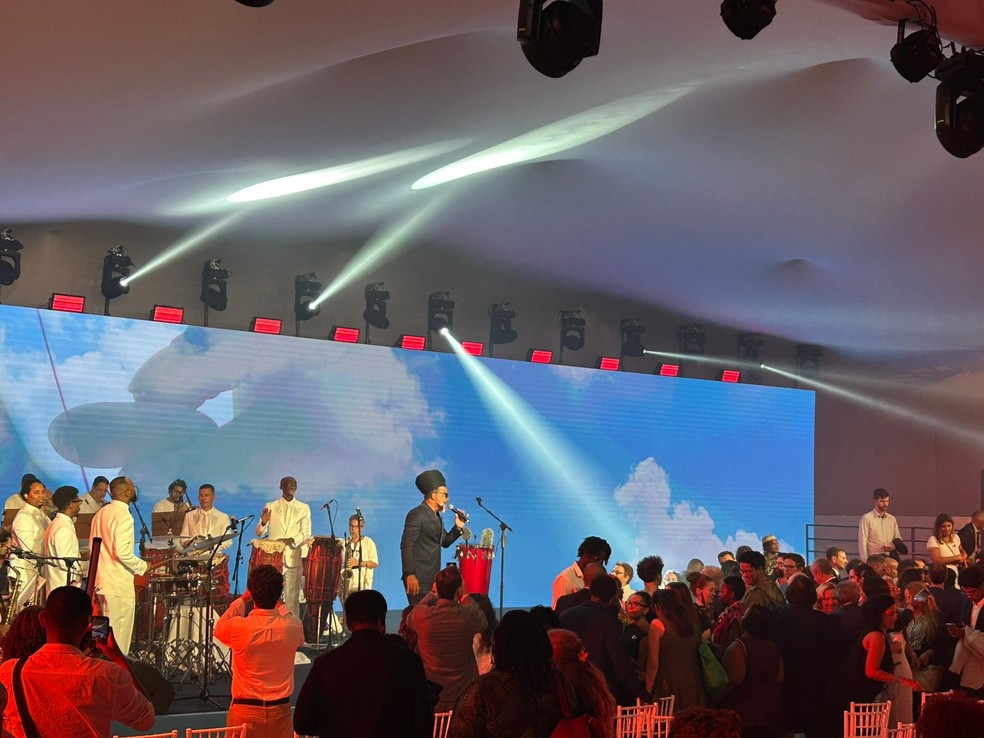 Festival Nosso Futuro teve show de Carlinhos Brown, Larissa Luz e Lazzo Matumbi, acompanhados da Orkestra Rupilezz — Foto: Iamany Santos/g1