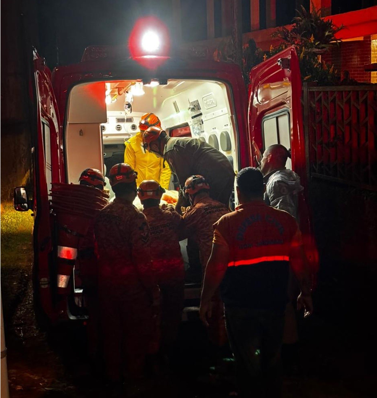 Morador é resgatado de telhado após ficar ilhado em deslizamento na Serra do RJ