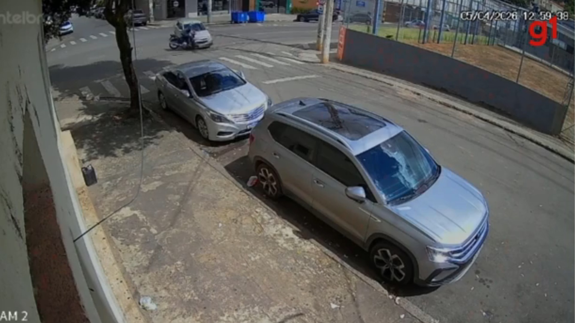 Adolescente pilotando moto se envolve em acidente com carro e fica ferido em Caratinga