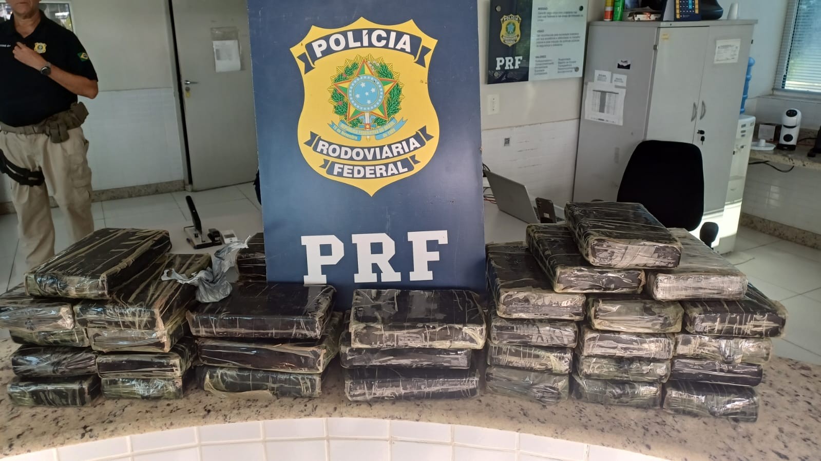 Quatro pessoas são presas suspeitas de transportar 45 kg de cocaína em caminhonete no Agreste da Paraíba