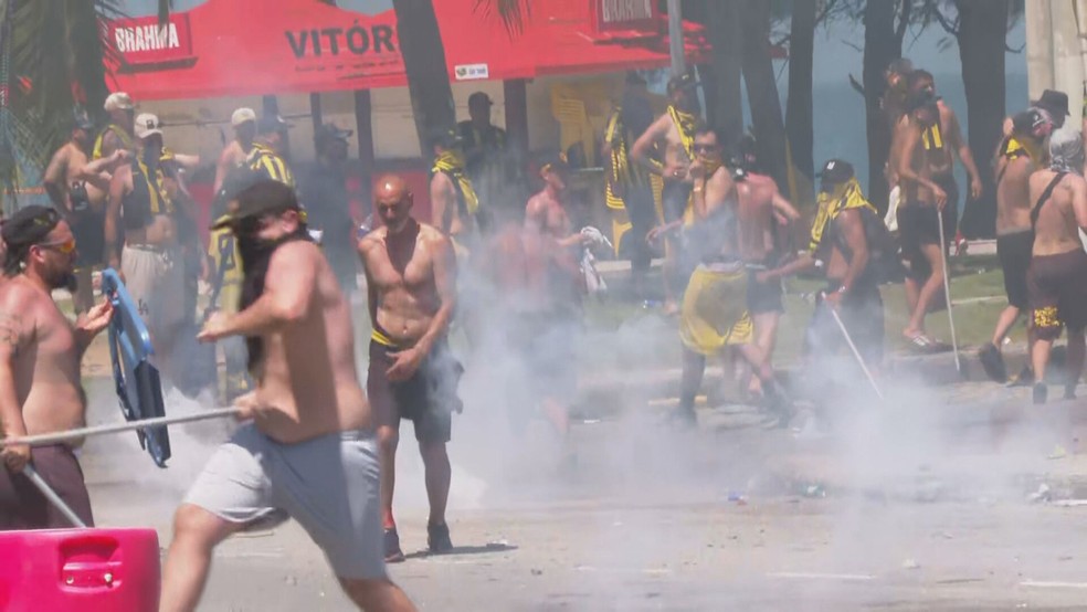 Torcedores do Penãrol se envolvem em briga no Rio — Foto: Reprodução/TV Globo