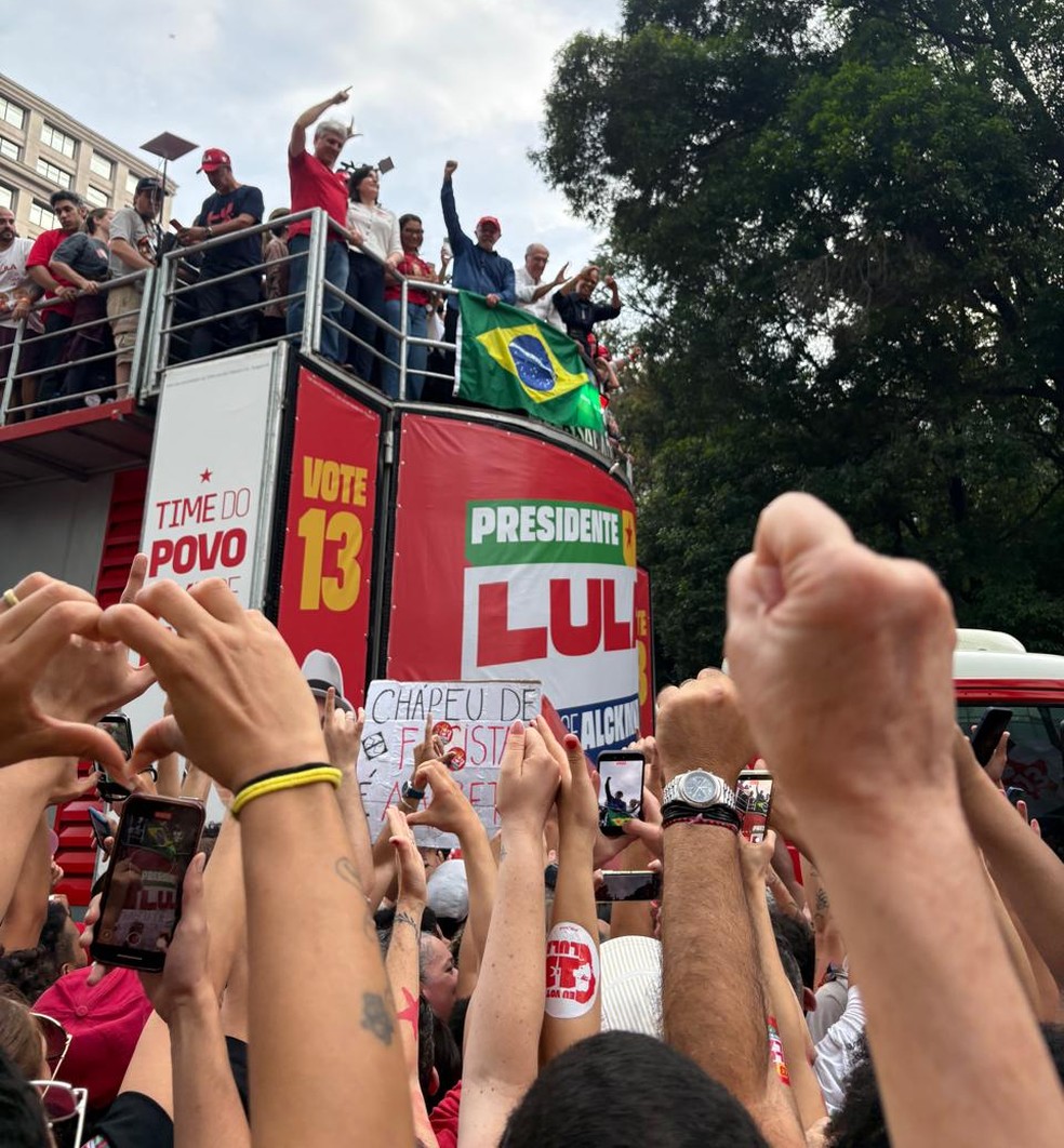 Lula em seu último ato de campanha na Avenida Paulista — Foto: Cíntia Acayaba/g1