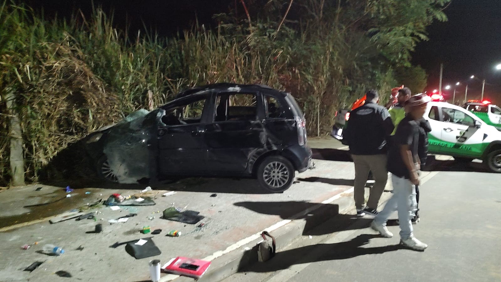 Carro em alta velocidade capota ao tentar desviar de cone em estrada de Taubaté