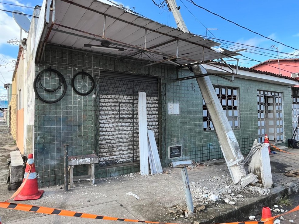 Poste derrubado e fachada de casa atingida em acidente na Zona Norte de Natal | Foto: Philipe Salvador/Inter TV Cabugi