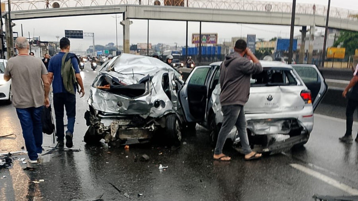 Engavetamento na Via Dutra, na Baixada Fluminense, deixa 1 morto 