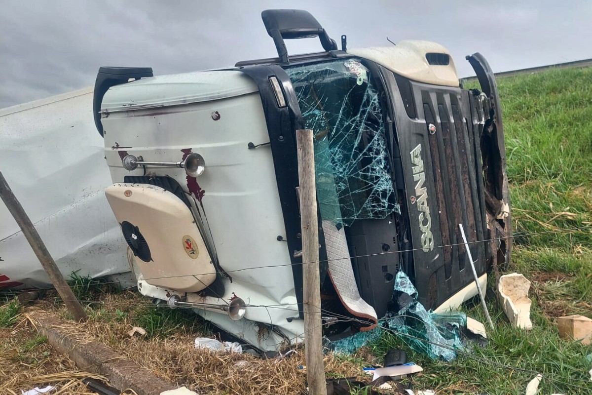 Motorista dorme ao volante na SP-270 e caminhão vai parar em avenida em Presidente Prudente