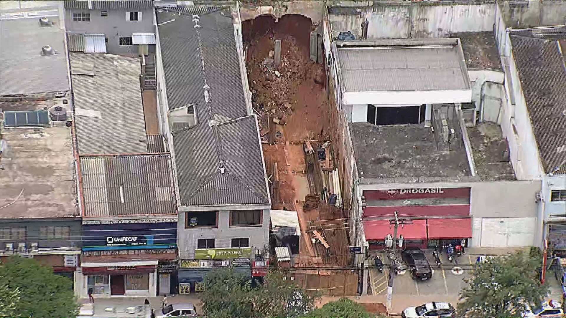 Casa desaba parcialmente e deixa 4 pessoas feridas na Zona Norte de SP; obra aos fundos seria responsável, dizem bombeiros