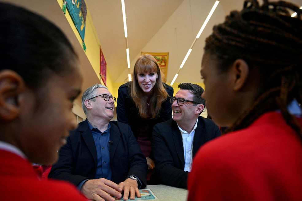Angela Rayner entre Keir Starmer e Andy Burnham — Foto: PAUL ELLIS/Pool via REUTERS