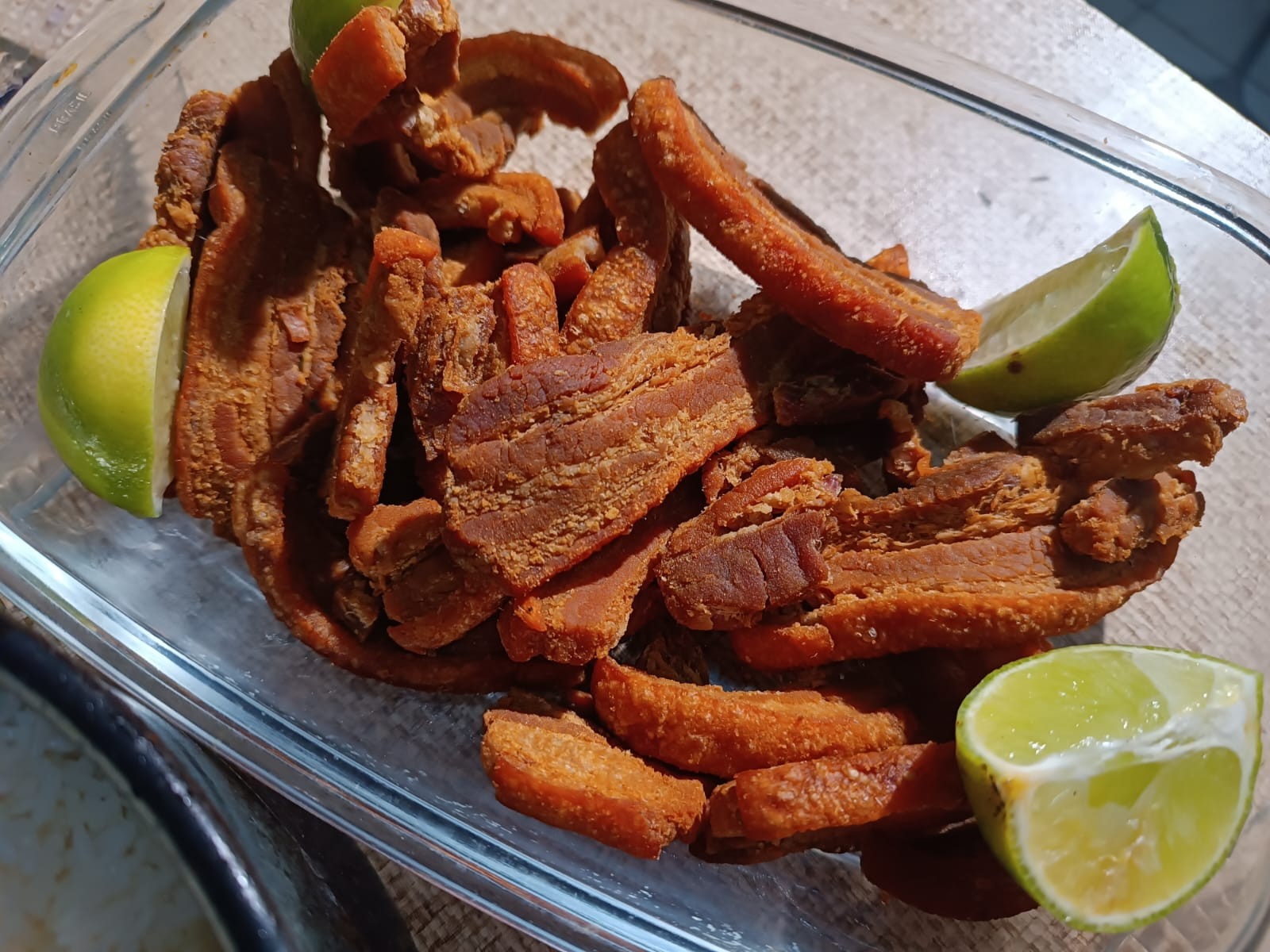 Servida como acompanhamento de refeições, aprenda receita de Panceta Pururuca
