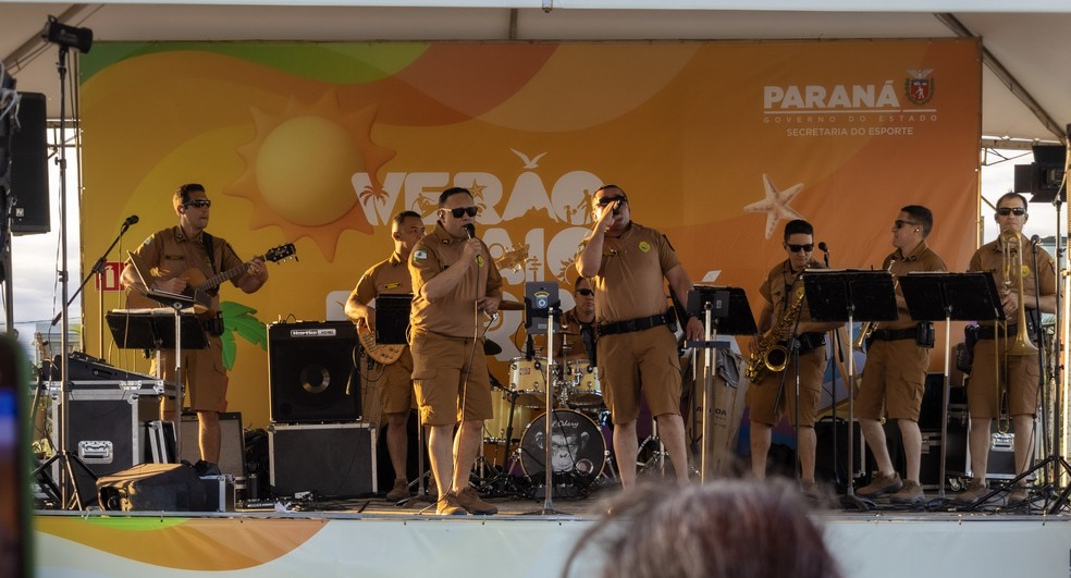 Banda da PM transforma calçadão em palco e anima noite de verão no Litoral do Paraná