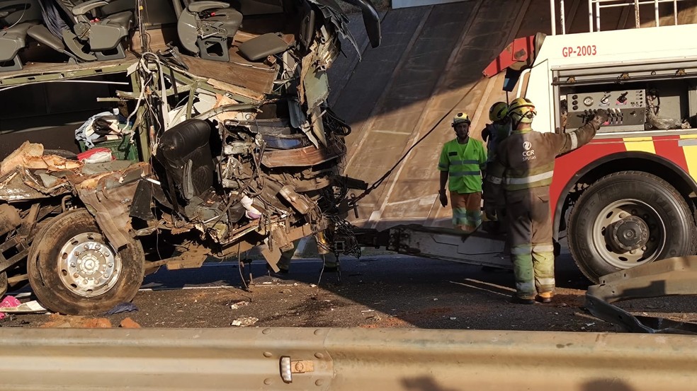 Acidente com ônibus em rodovia de Itapetininga deixou pelo menos 10 mortos. — Foto: Mike Adas/TV TEM