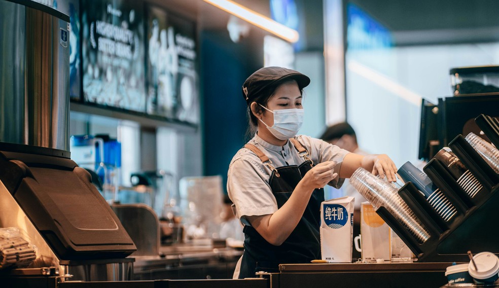 Imagem de uma barista na Luckin Coffee, rede de cafeteria chinesa que mais cresce no país asiático. — Foto: Swapnil Bapat