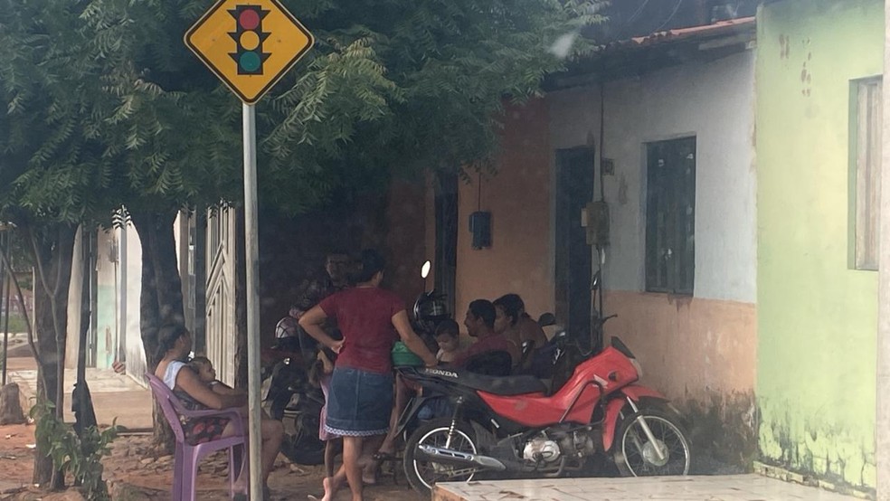 Moradores do Cariri escolhem ficar ao livre para tentar fugir do calor. — Foto: Darlene Barbosa/TVM Cariri