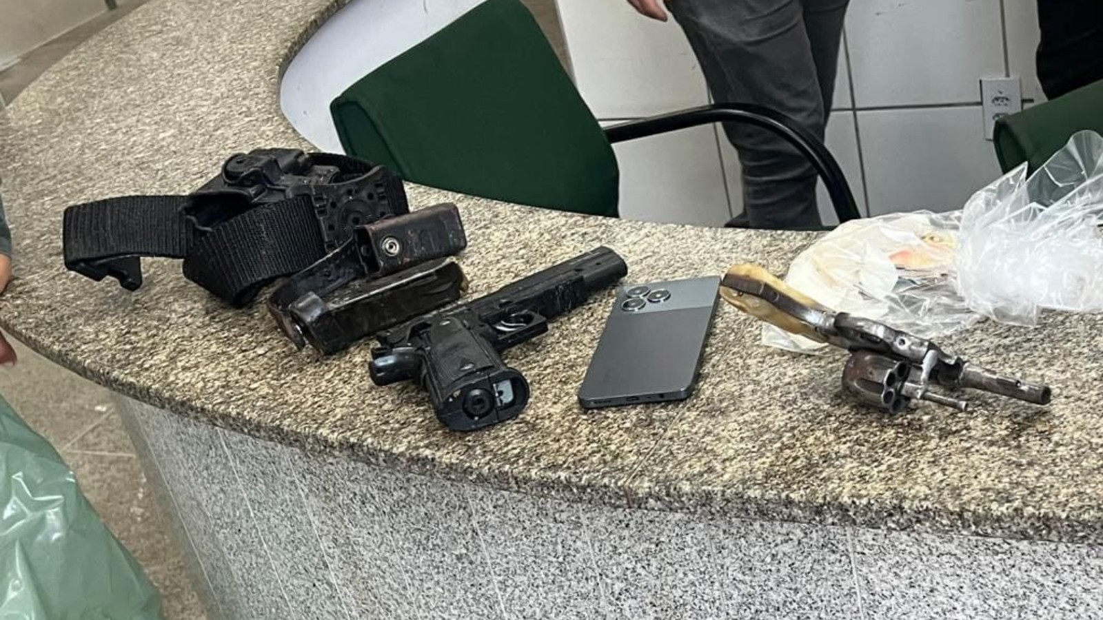 Criminoso morre e outro é baleado em troca de tiro com policiais em Fortaleza