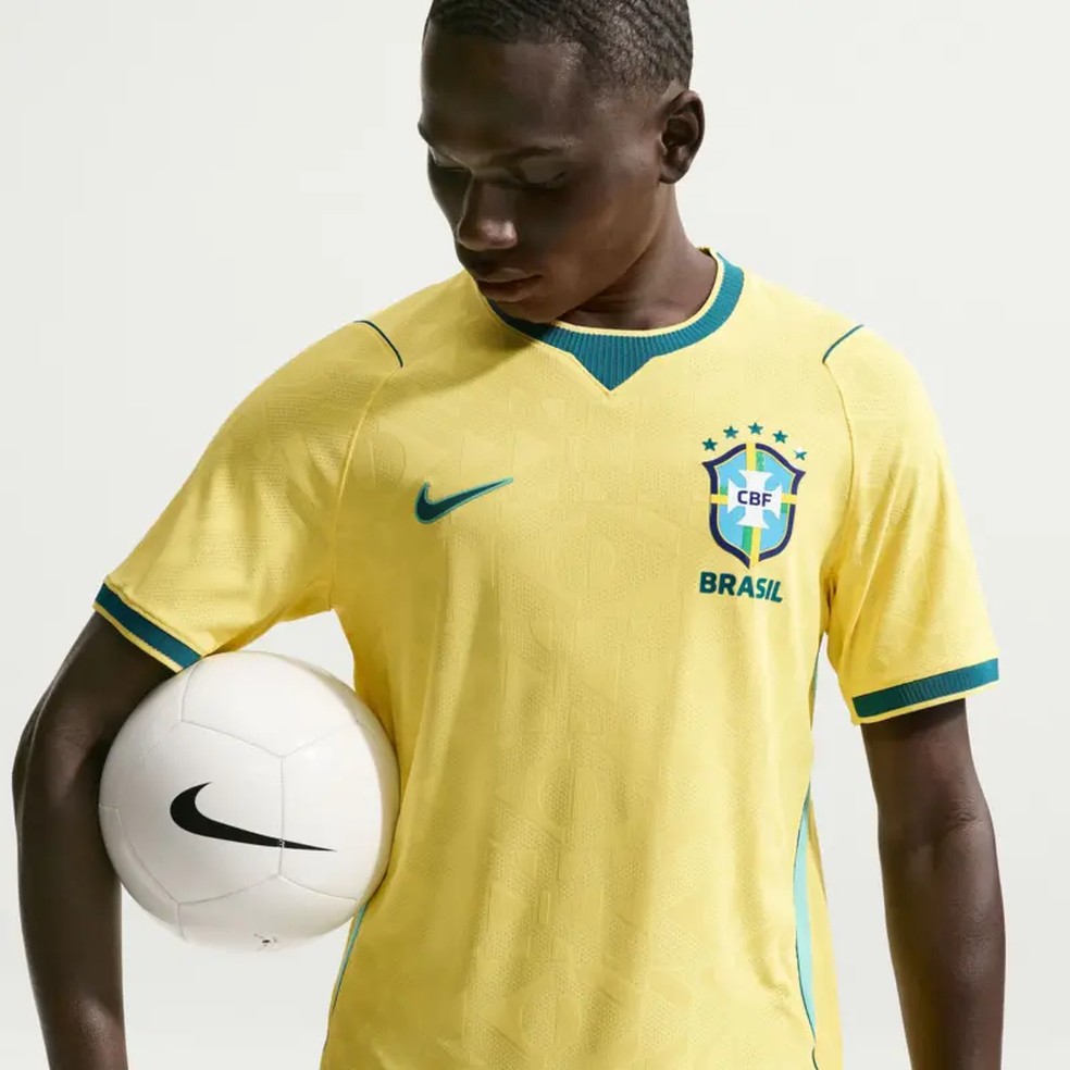 Modelo veste uniforme da Seleção Brasileira para a Copa do Mundo de 2026, vendida pela Nike por R$ 749,99 — Foto: Reprodução/Divulgação