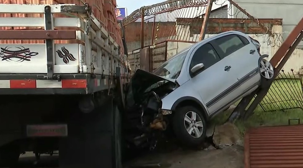 Engavetamento com oito veículos bloqueia parcialmente avenida de Londrina — Foto: Reprodução/RPC
