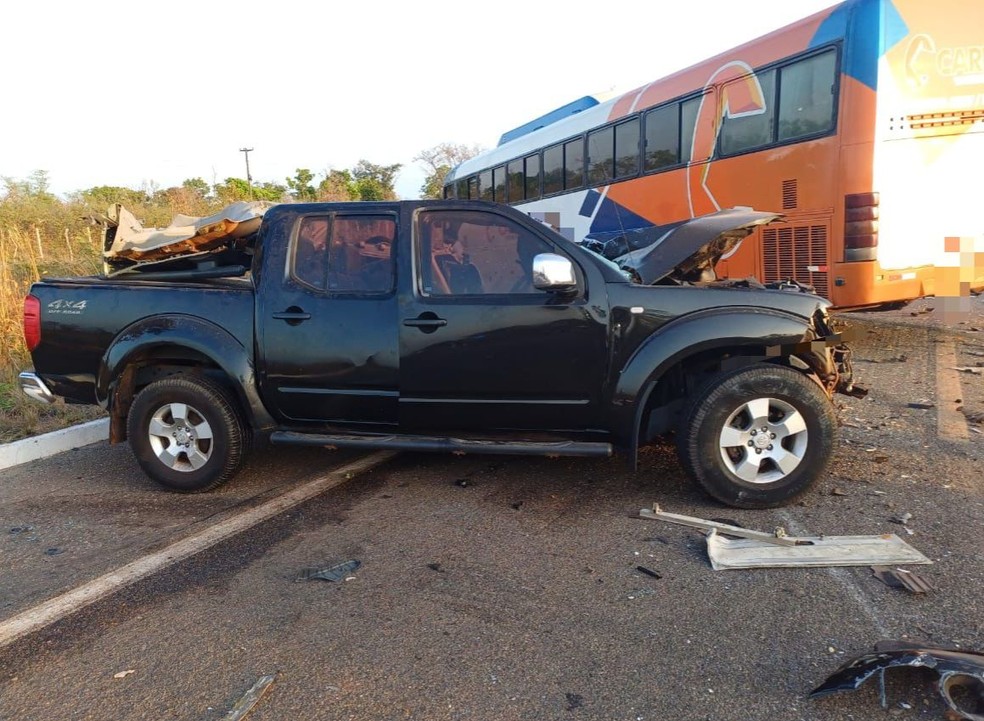 Motorista de 48 anos morre preso às ferragens após bater de frente com ônibus de excursão no Piauí — Foto: Ascom PRF