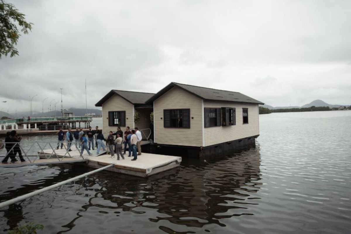 Modelos de casas flutuantes que vão substituir palafitas são inaugurados em Cubatão; veja detalhes