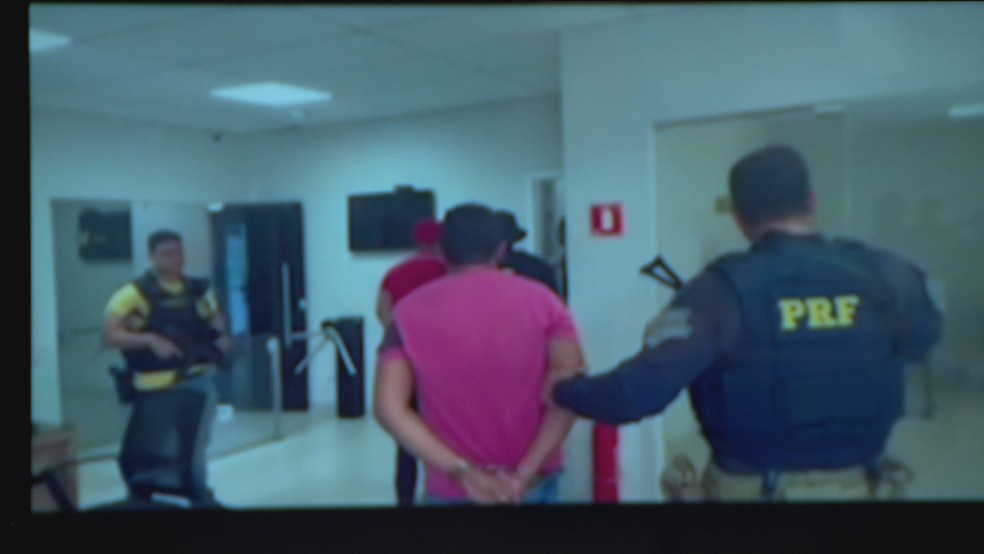 Fugitivos de Mossoró são escoltados pela PRF, após serem recapturados no Pará. — Foto: Reprodução