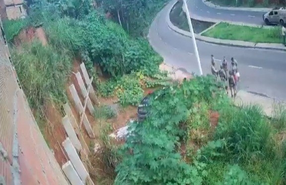 Mortes de jovens durante troca de tiros com PMs são investigadas na BA; vídeo mostra homens caindo de ribanceira para escapar de tiros