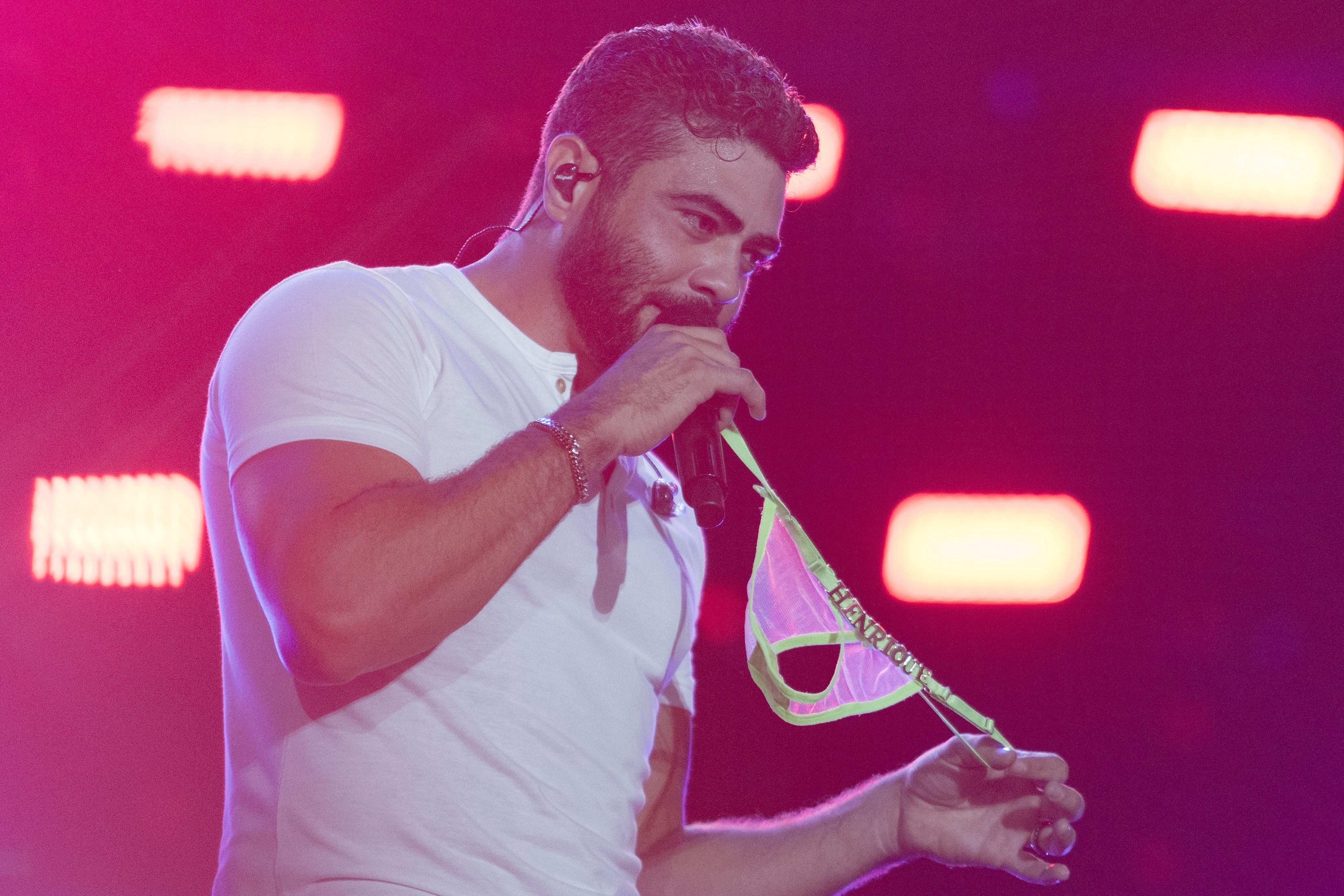 Henrique e Juliano desfilam hits no retorno à arena de Americana com direito a calcinha no palco