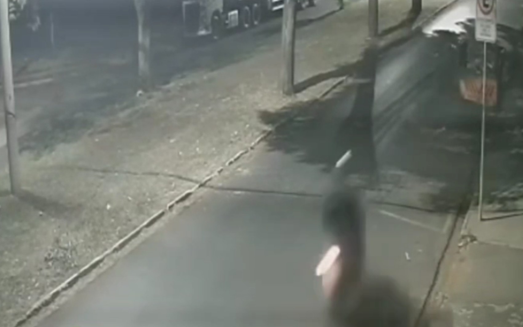 Motociclista morre após bater em caçamba de entulho em Bebedouro, SP; VÍDEO