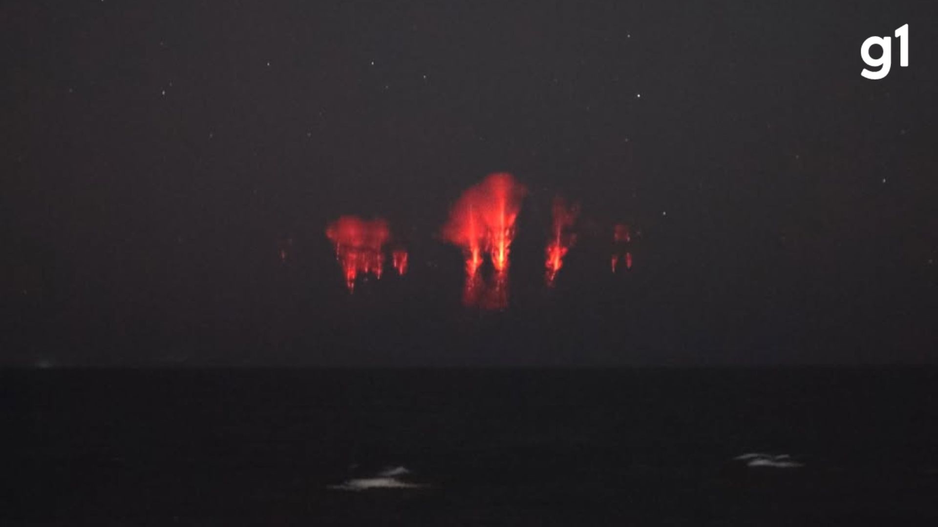 Entenda o que são os flashes vermelhos que iluminaram o céu do litoral do RS (e veja fotos do fenômeno)