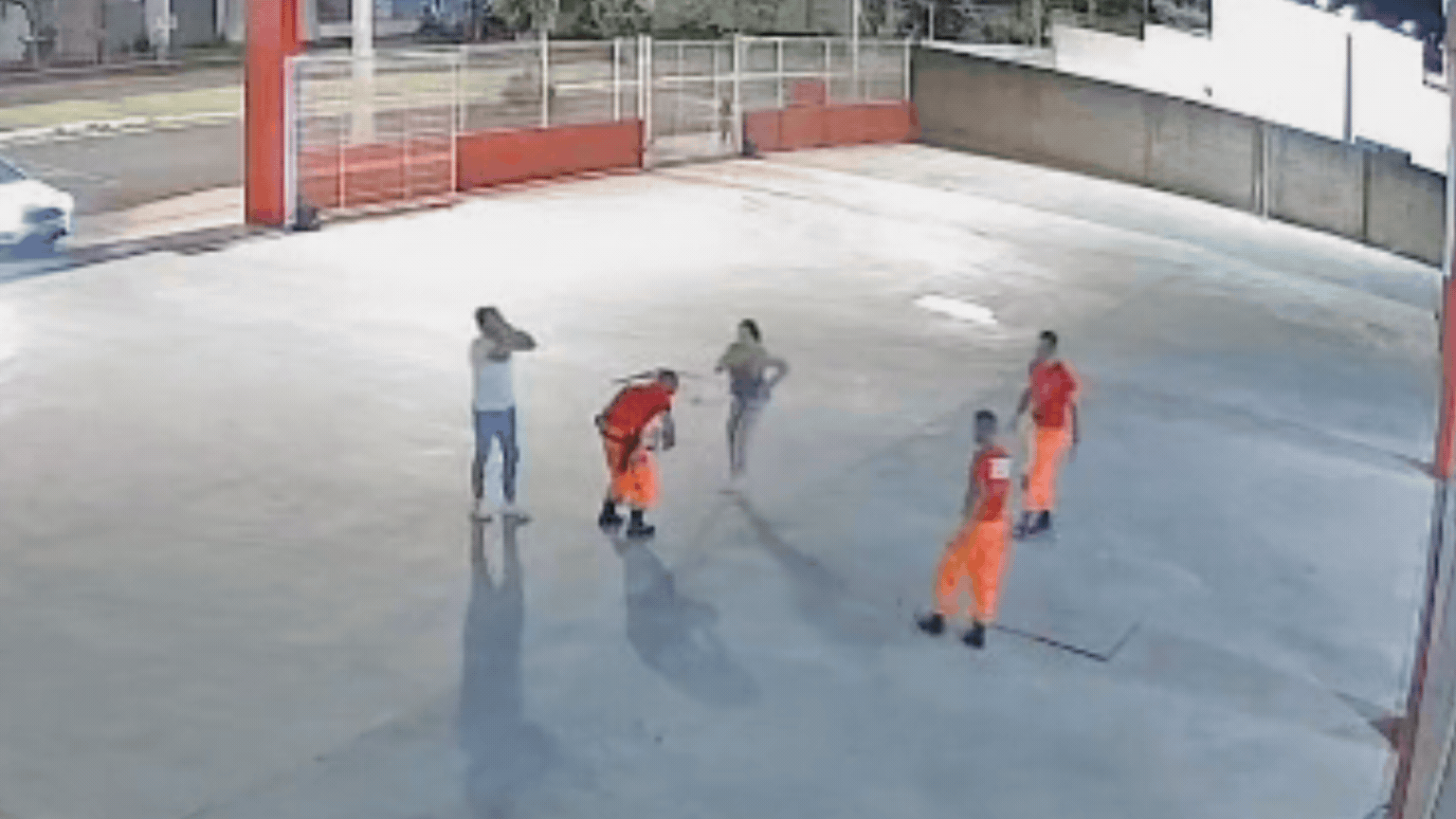 VÍDEO: Bombeiro salva bebê engasgada segundos após chegada desesperada dos pais a quartel em MG