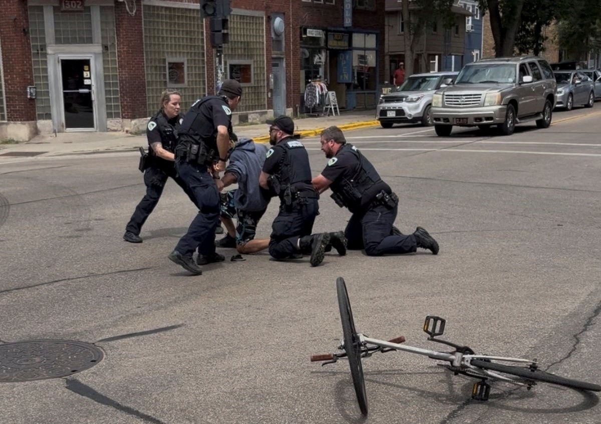 VÍDEO mostra policiais matando homem durante abordagem no estado de Wisconsin, nos EUA