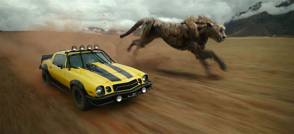 Bumblebee e Cheetor entram em ação numa cena de 'Transformers: O despertar das feras' — Foto: Divulgação