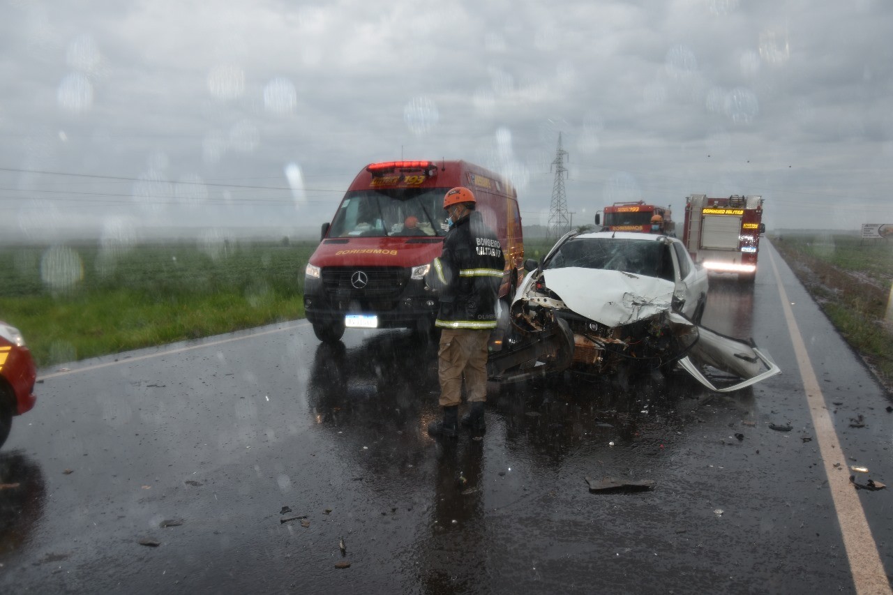 Acidente entre 4 carros mata motorista e deixa vítimas presas às ferragens em Maracaju (MS)