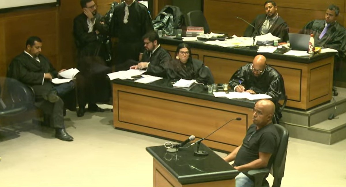 'Vi pontinhos azuis no feijão', diz vítima em júri de madrasta acusada de envenenar enteados